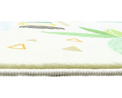 Detailopname van een vloerkleed met plantmotief en geometrische vormen