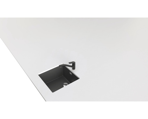 Keuken spoelbak met kraan in een licht aanrechtblad