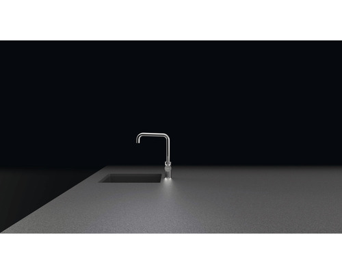 Spoelbakarmatuur op een aanrechtblad met spoelbak