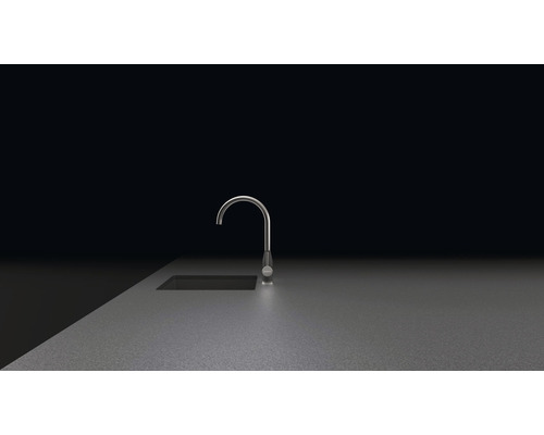 Keukenkraan van metaal op werkblad met spoelbak