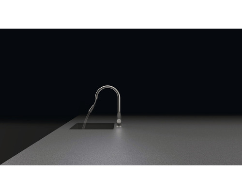 Keukenkraan van metaal met stromend water