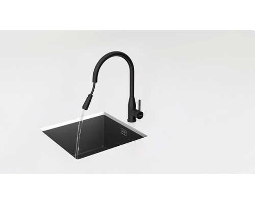 Zwarte keukenkraan met uittrekbare sproeier bij wasbak