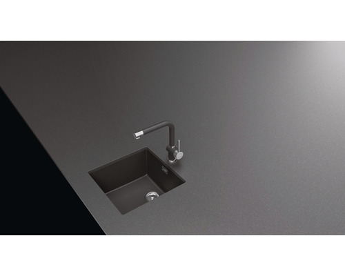 Spoelbak met kraan op aanrechtblad