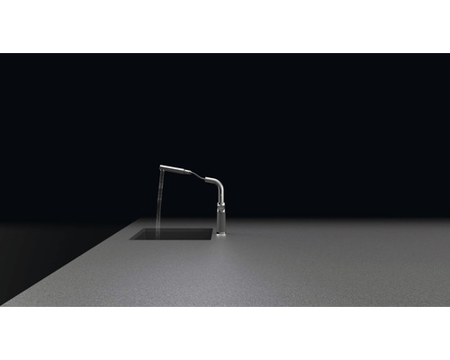 Keukenkraan met water op een aanrecht