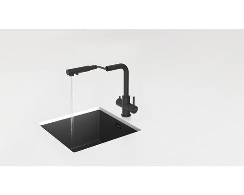 Zwarte keukenkraan met waterstraal in een zwarte gootsteen