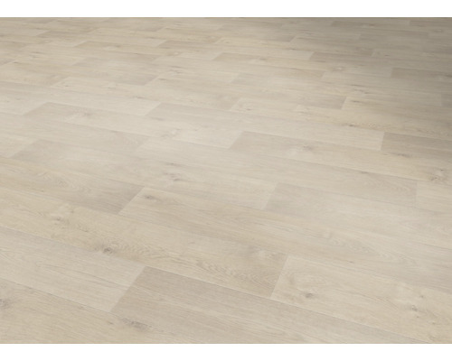 Gelegde laminaatvloer in de kamer.