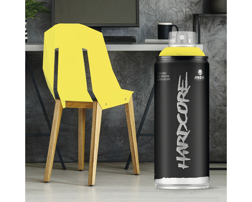 Gele stoel en spuitbus in kamer