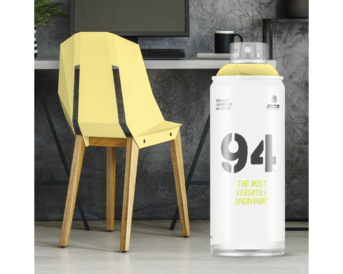 Scene met een gele stoel en een spuitbus MTN 94 spuitverf.