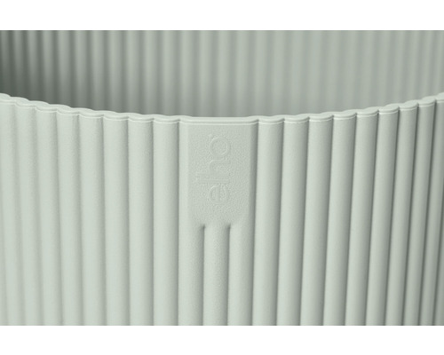 Detailopname van een geribbelde plantenbak met het symbool van de fabrikant