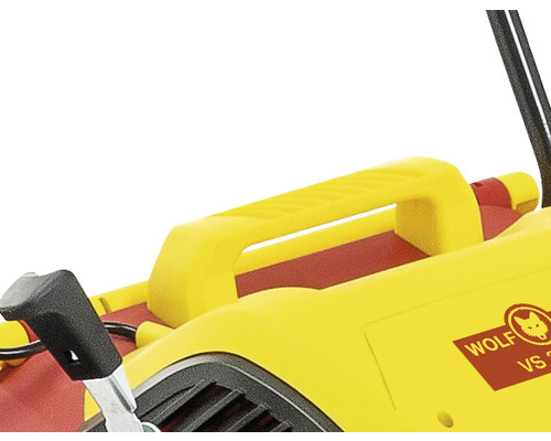 Gedetailleerd zicht op een gele tuinhakselaar met handgreep en bedieningselementen