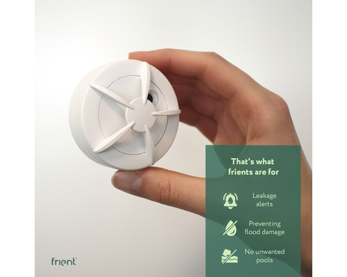 Hand houdt watersensor voor lekkagedetectie vast