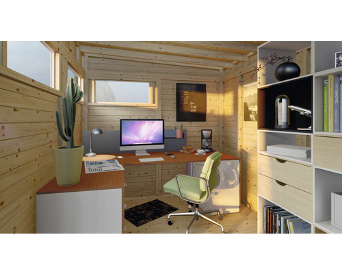 Houten tuinhuis kantoor met bureau, bureaustoel, rekken en computer