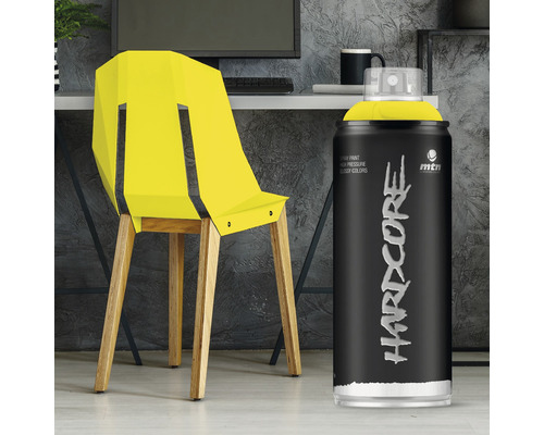 Spuitbus met gele lak en gele stoel