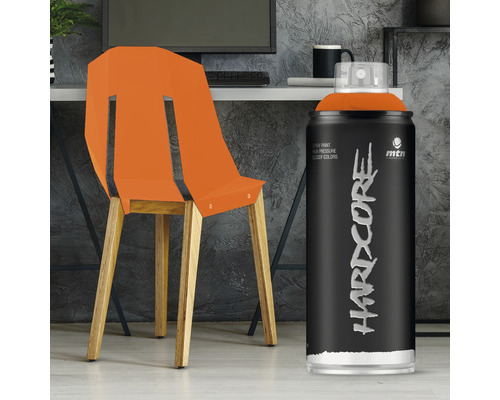 MTN Hardcore spuitverf naast stoel