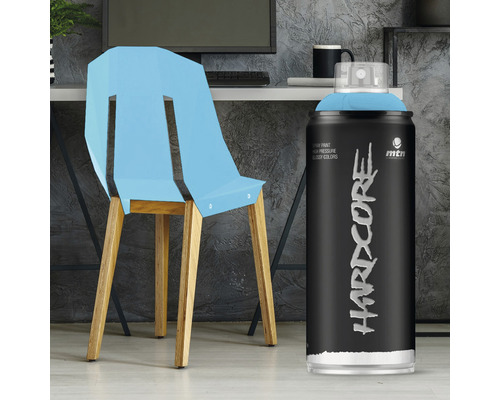 Lichtblauwe stoel met spuitbus verf