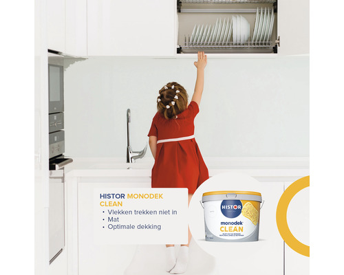 Kind in de keuken die naar borden reikt, met Histor Monodek Clean verfemmer op de voorgrond