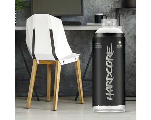 Spuitbus met de tekst Hardcore naast een stoel