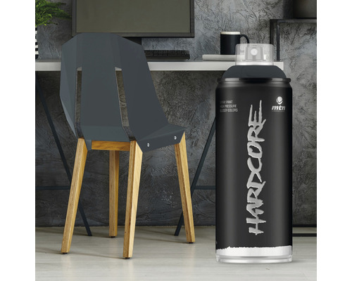 Spuitverf naast stoel en bureau