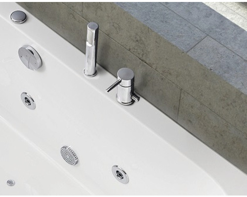 Gedetailleerd beeld van een bad met kraan en jets