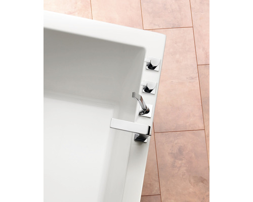 Detail van een wit bad met verchroomde kraan