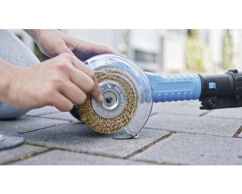 Draadafschijfborstel met beschermkap voor haakse slijper in gebruik