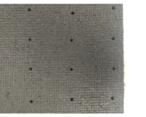 Detailopname van een drainage mat met noppenstructuur en gaten voor waterafvoer.