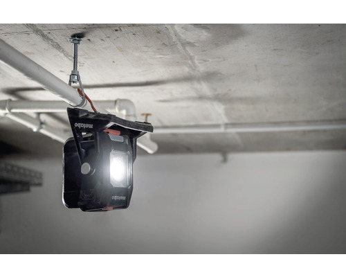 Metabo logo. Werklamp bevestigd aan een plafondbuis.