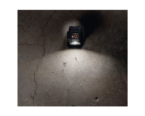 Accu-handlamp schijnt op betonnen vloer