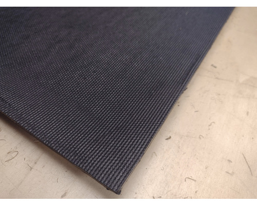 Zwarte rubberen mat met ribbeloppervlak