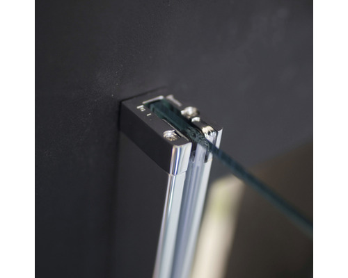 Detail van een douchecabine bevestiging met glas