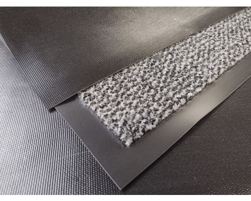 Gedetailleerde weergave van een deurmat met een textieloppervlak en een metalen rand