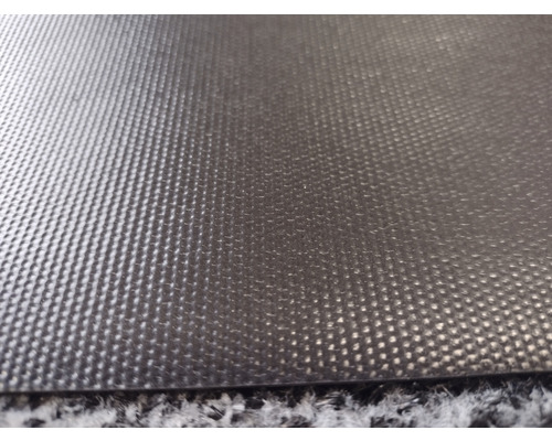 Close-up van een zwarte antislipmat met noppenstructuur