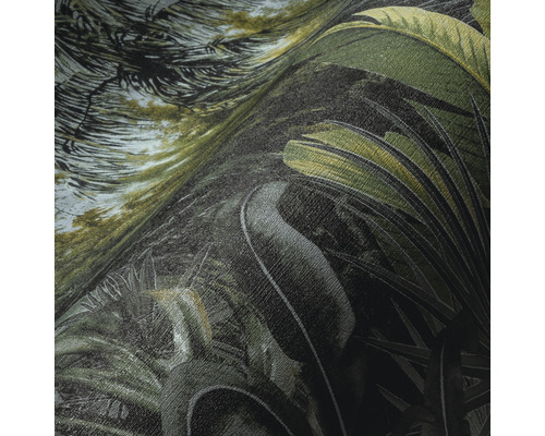 Close-up van een gestructureerd behang met jungle thema en grote bladeren