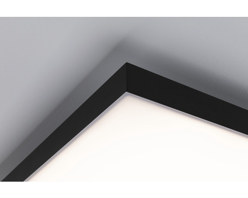 Detailopname van een plafondlamp met een rechthoekig, donker frame