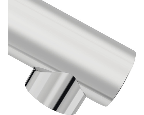 Detailopname van een verchroomde kraanuitloop