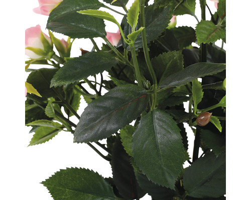 Close-up van een kunstmatige roos met bladeren