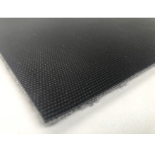 Close-up van een zwarte vijverfolie.