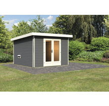 Houten tuinhuis met dubbele deur in de tuin