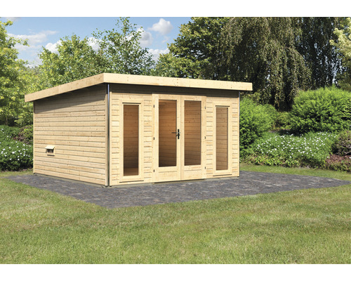Modern houten tuinhuis met plat dak en glazen deuren in de tuin