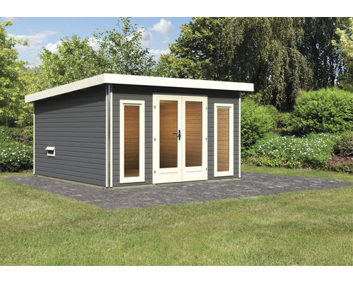 Grijs tuinhuis met dubbele deur en ramen in de tuin.