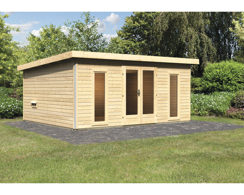 Houten tuinhuis met plat dak en dubbele deur in de tuin