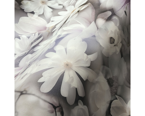 Close-up van een behang met een bloemmotief van magnolia''s