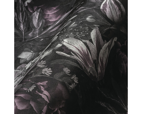 Close-up van een donker bloemenbehang met een blad- en bloempatroon.