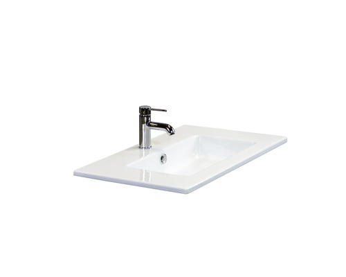 Wastafel van keramiek met kraan