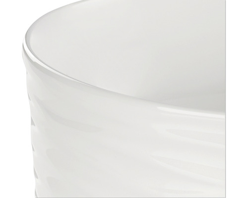 Gedetailleerde opname van een witte keramische schaal