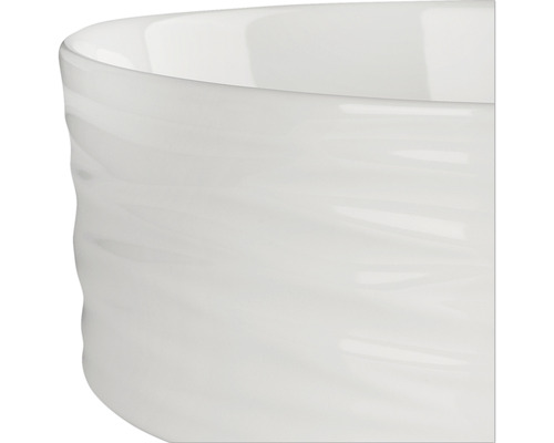 Detailopname van een witte keramische schaal met een golvend oppervlak