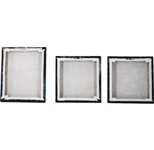 Achterkant van drie canvas schilderijen met frame en ophangsysteem
