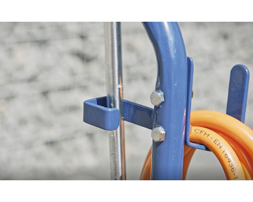 Detailopname van een verfspuittoestel met slanghouder