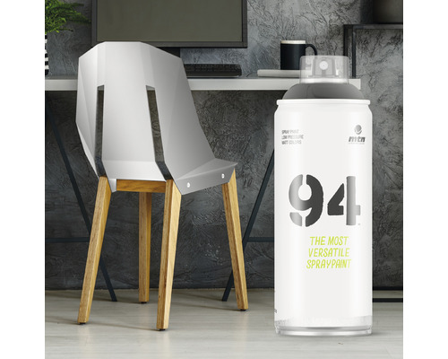 Scene met een stoel en een spuitbus.