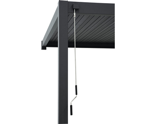 Gedetailleerd zicht op een lamellenpergola met zwengelmechanisme